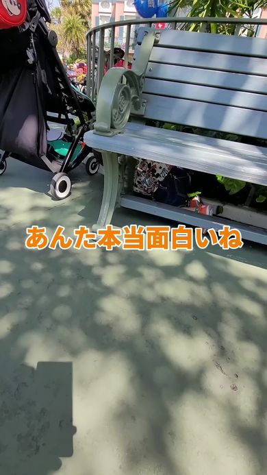ディズニーに入園してもアリに夢中な2歳の息子を受け入れる両親