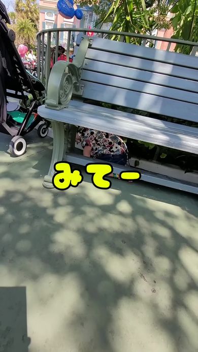 ディズニー入園後に捕まえたアリを両親に見せる2歳の男の子