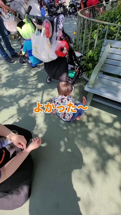ディズニー入園後に2歳の息子によって捕まえられたアリが生きていて安心する両親
