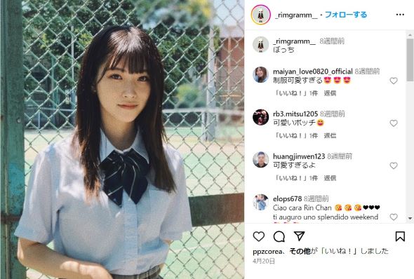 制服姿の片岡凛さん