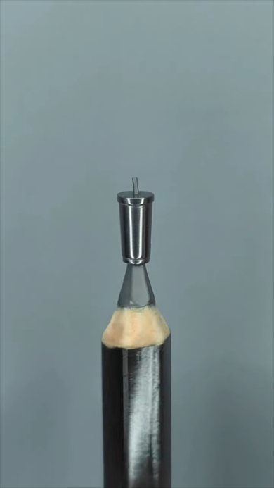 鉛筆の芯を彫刻したアート作品