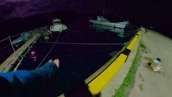 釣り上げた魚の体が小さかったのでリリースする