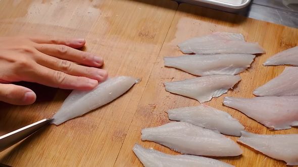捕まえたエビで釣り上げた魚を料理する
