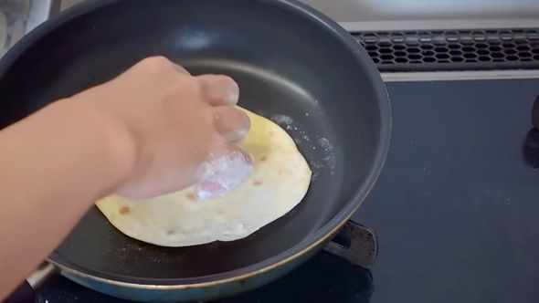 餌代0円で釣り上げた魚を料理するためトルティーヤを焼く