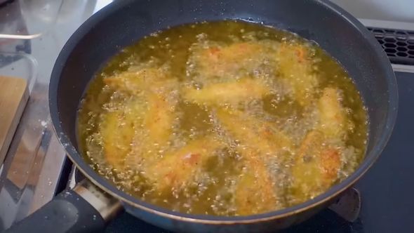 捕まえたエビで釣り上げた魚を料理する