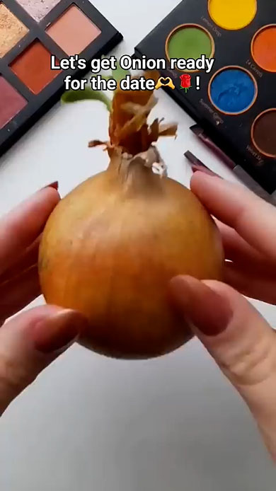 これから化粧される玉ねぎ