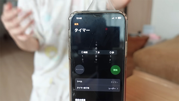 タイマーをセットしたスマホ