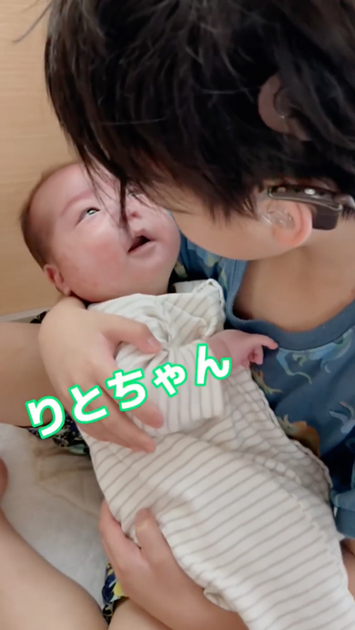 弟のお世話を頑張る8歳兄