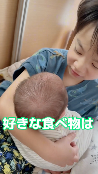 弟のお世話を頑張る8歳兄