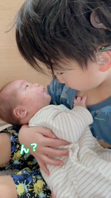 弟のお世話を頑張る8歳兄