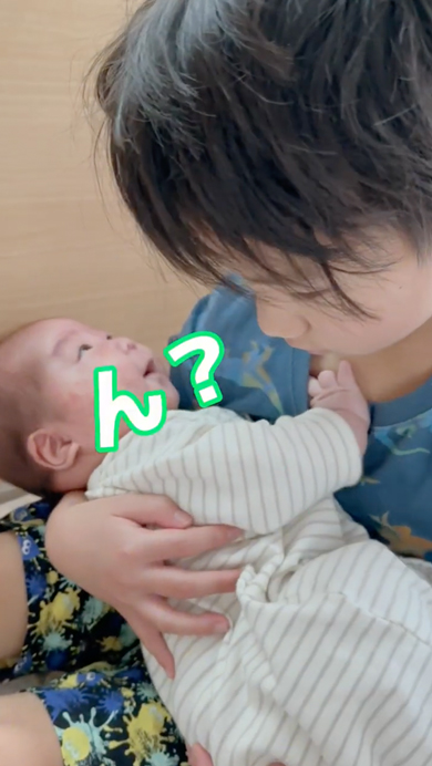 弟のお世話を頑張る8歳兄