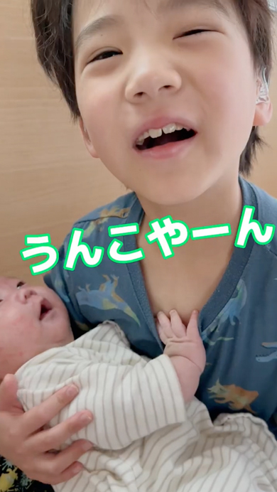 弟のお世話を頑張る8歳兄