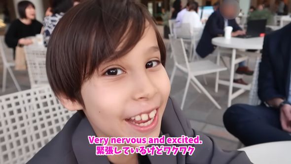 フィリップスに自身のアイデアを英語でプレゼンテーションする9歳の男の子