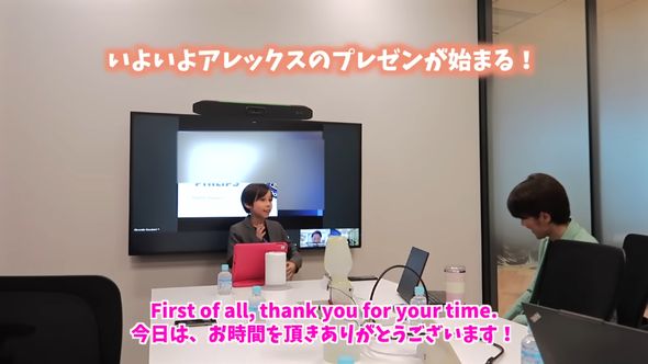 フィリップスに自身のアイデアを英語でプレゼンテーションする9歳の男の子