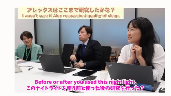 自身のアイデアを発表した9歳の男の子に質問をするフィリップスの社員