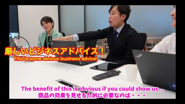 自身のアイデアを発表した9歳の男の子に厳しくも優しい助言をするフィリップスの社員