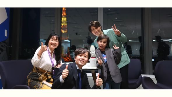 自身のアイデアを聞いたフィリップスの社員と記念撮影する9歳の男の子