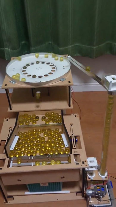 ビー玉永久循環装置・エレベーターで上に運ぶ