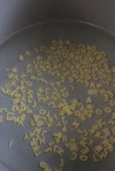 アルファベットパスタをゆでる様子