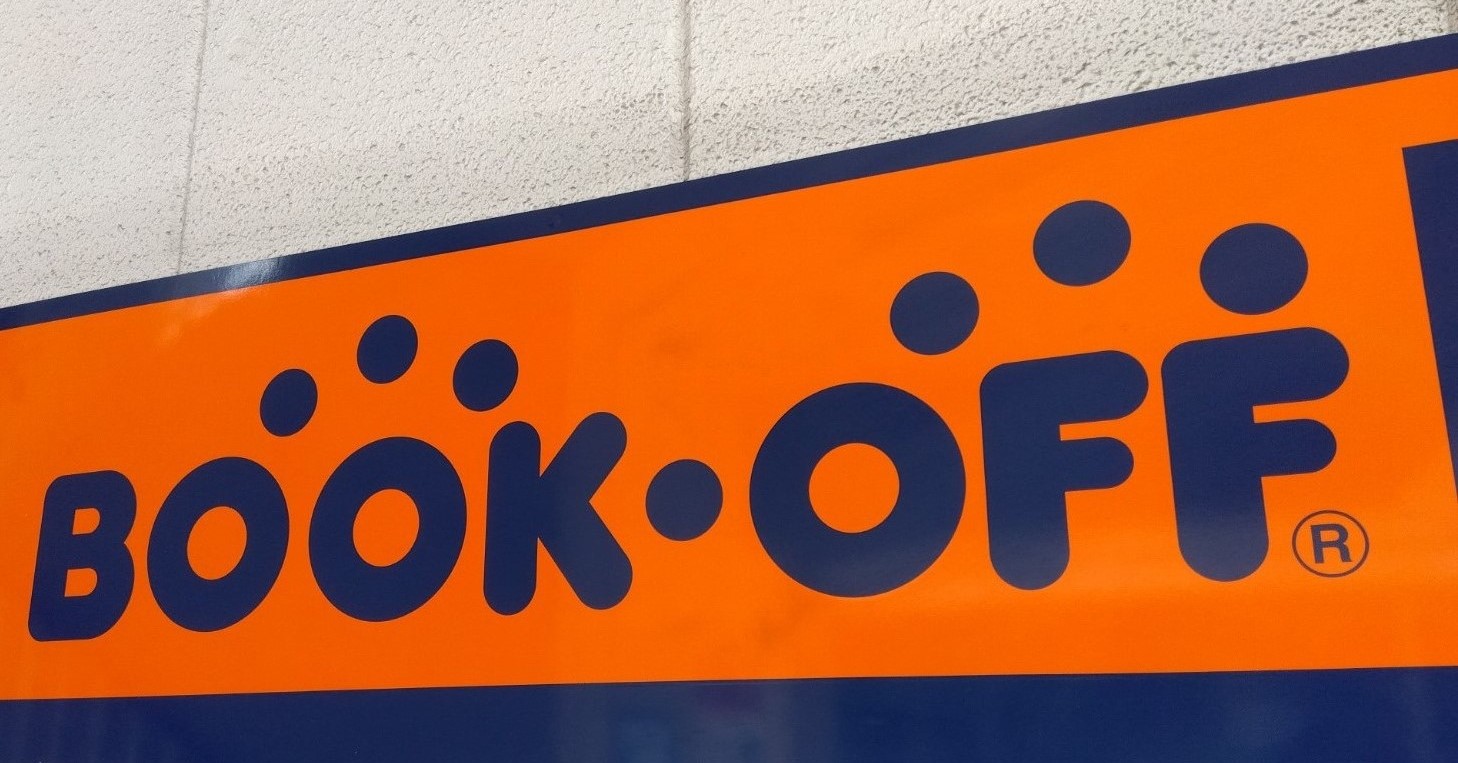 【希少】BOOKOFF ブックオフ 勤続10年 ピンバッジ【激レア】 ブックオフ(八尾永畑店)。 ボンバーマン、スターフォース×2本