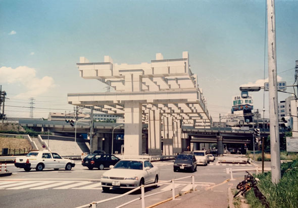 多摩モノレール建設中の多摩センター駅・多摩中央東署交差点より