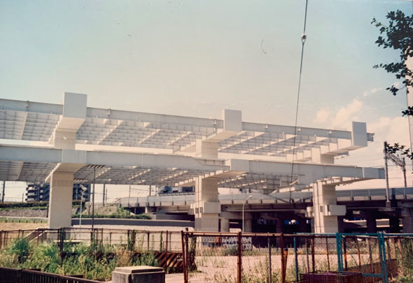 多摩モノレール建設中の多摩センター駅・横からの風景
