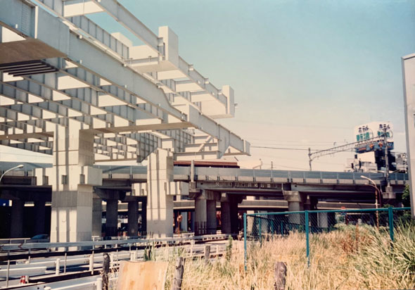 多摩モノレール建設中の多摩センター駅・ホテル野猿を拡大