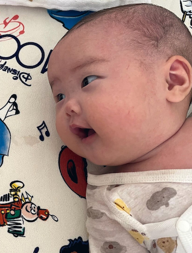 通じ合う双子の赤ちゃん