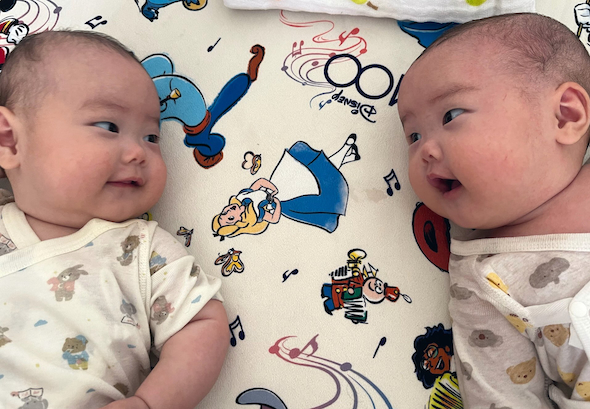 通じ合う双子の赤ちゃん