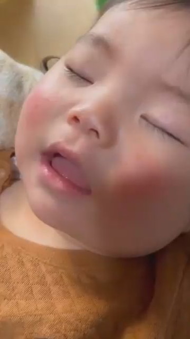 眠っている赤ちゃん