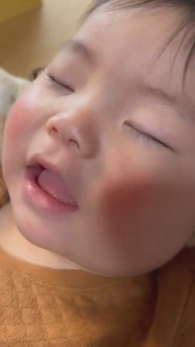 眠っている赤ちゃん