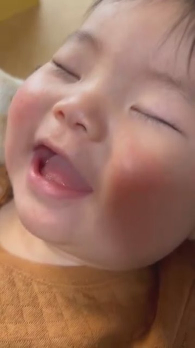 眠っている赤ちゃん