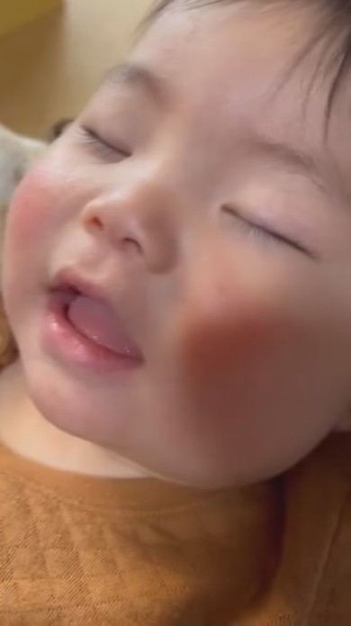 眠っている赤ちゃん