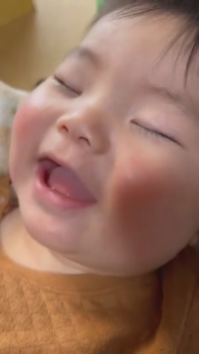 眠っている赤ちゃん