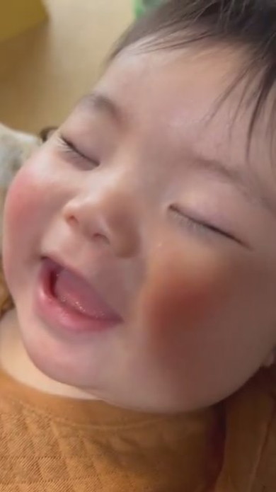 眠っている赤ちゃん