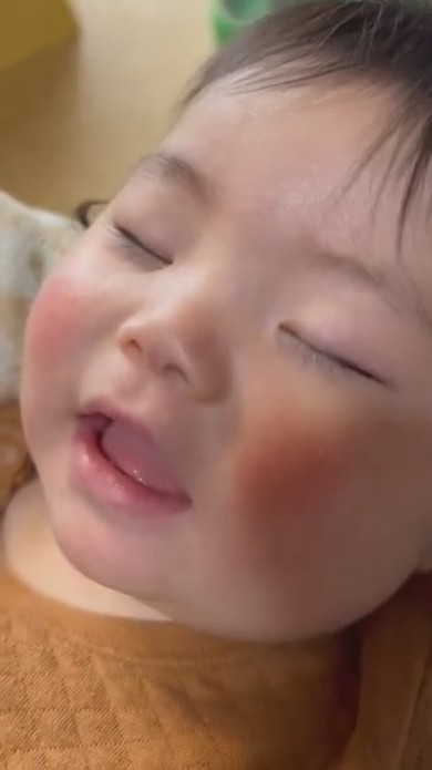 眠っている赤ちゃん