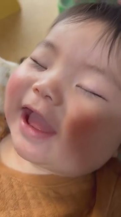 眠っている赤ちゃん