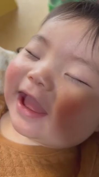 眠っている赤ちゃん