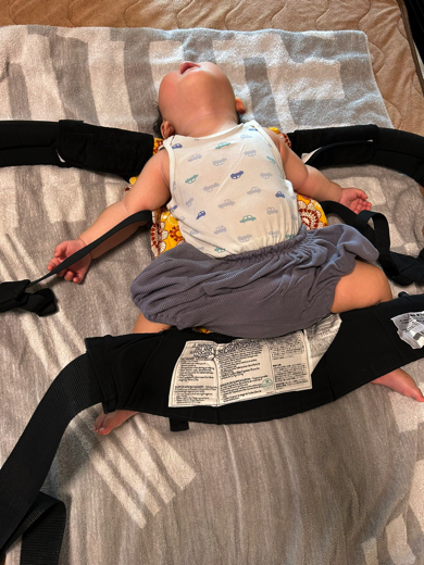 抱っこ紐の上で爆睡中の赤ちゃん