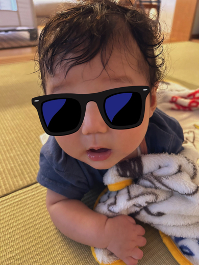 寝返りに成功した赤ちゃん