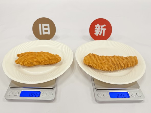  「クリスピーチキン プレーン」新旧品の重量を測定。従来品が70.44グラム、リニューアル品が84.51グラム  ／ ファミリーマート ファミマ クリスピーチキン リニューアル