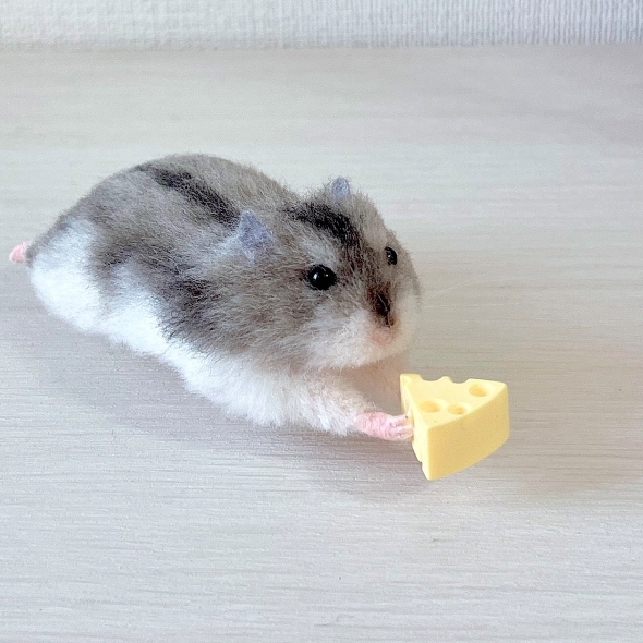 チーズをつかむハムスター