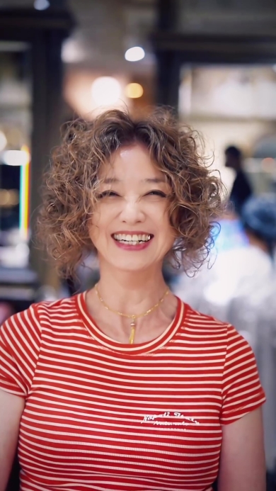 カーリーヘアの女性