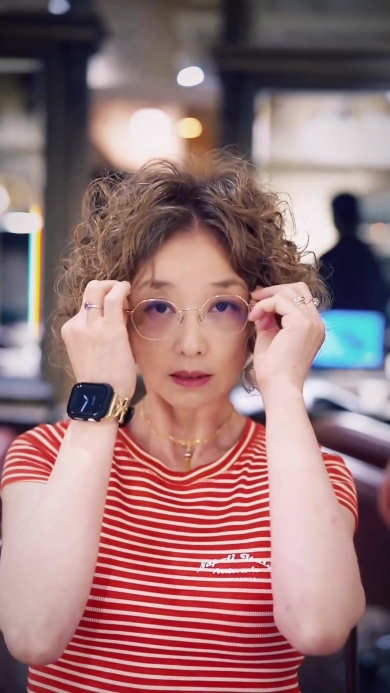 メガネをかける女性