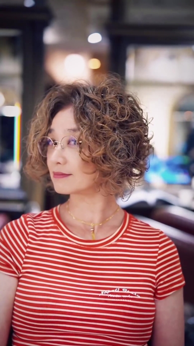 横を向いた女性
