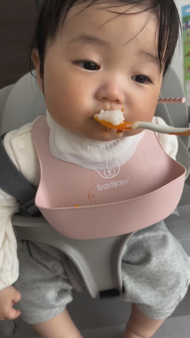 ごはん中に眠たくなってしまった赤ちゃん