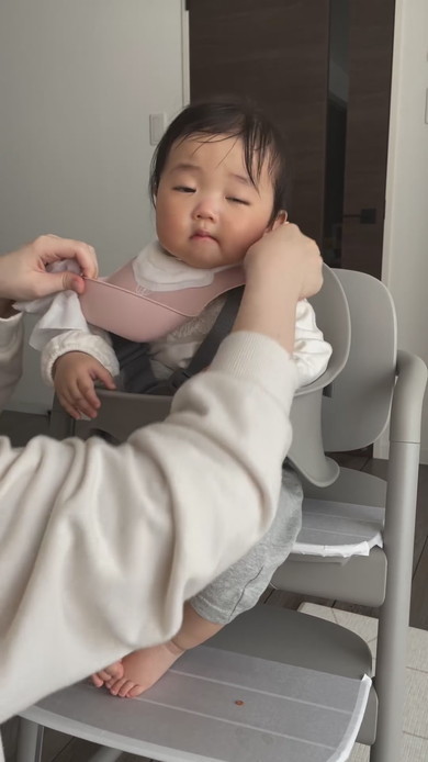 ごはん中に眠たくなってしまい体が揺れる赤ちゃん