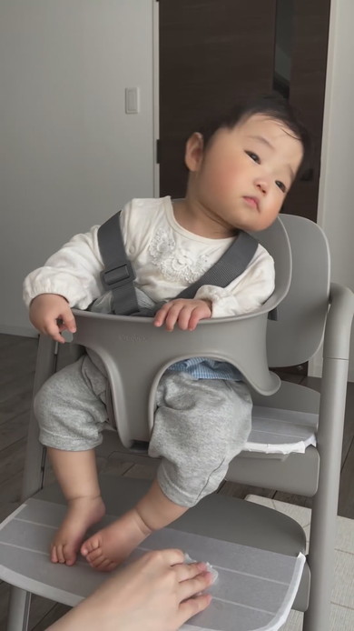 ごはん中に眠たくなってしまい体が揺れる赤ちゃん