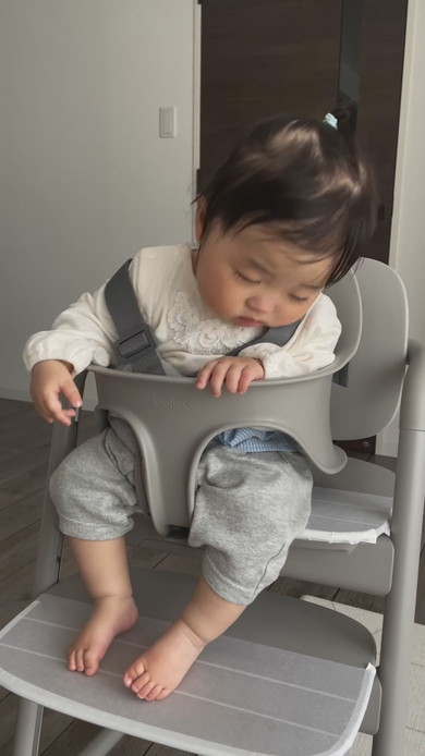 ごはん中に眠たくなってしまい体が揺れる赤ちゃん