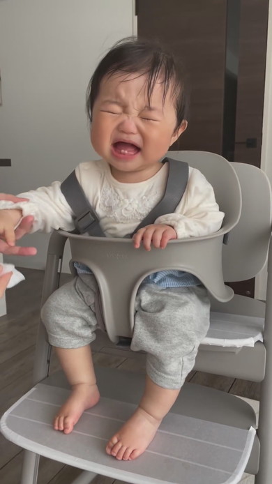 ごはん中に眠たくなってしまい体が揺れる赤ちゃん